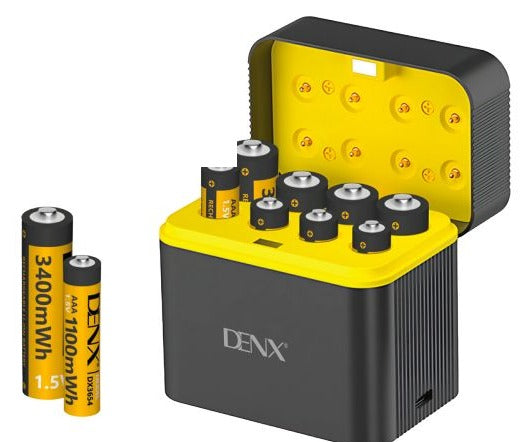 Chargeur de piles DENX DX3653 ouvert, huit emplacements garnis de piles rechargeables